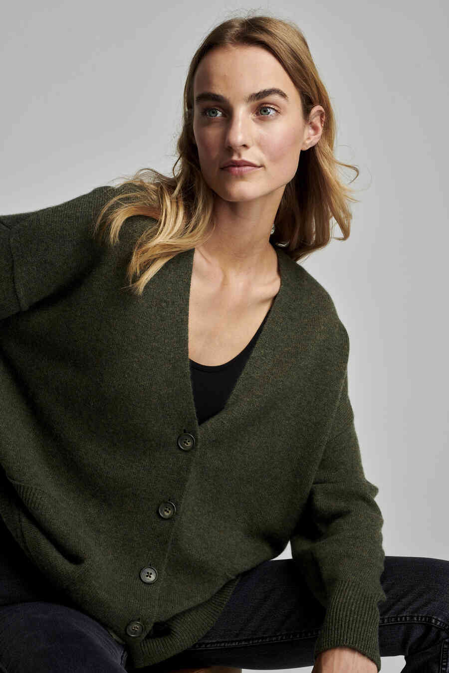 Buttoned loose fit cashmere cardigan image number 4