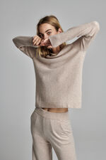 Round neck cashmere sweater image number 7