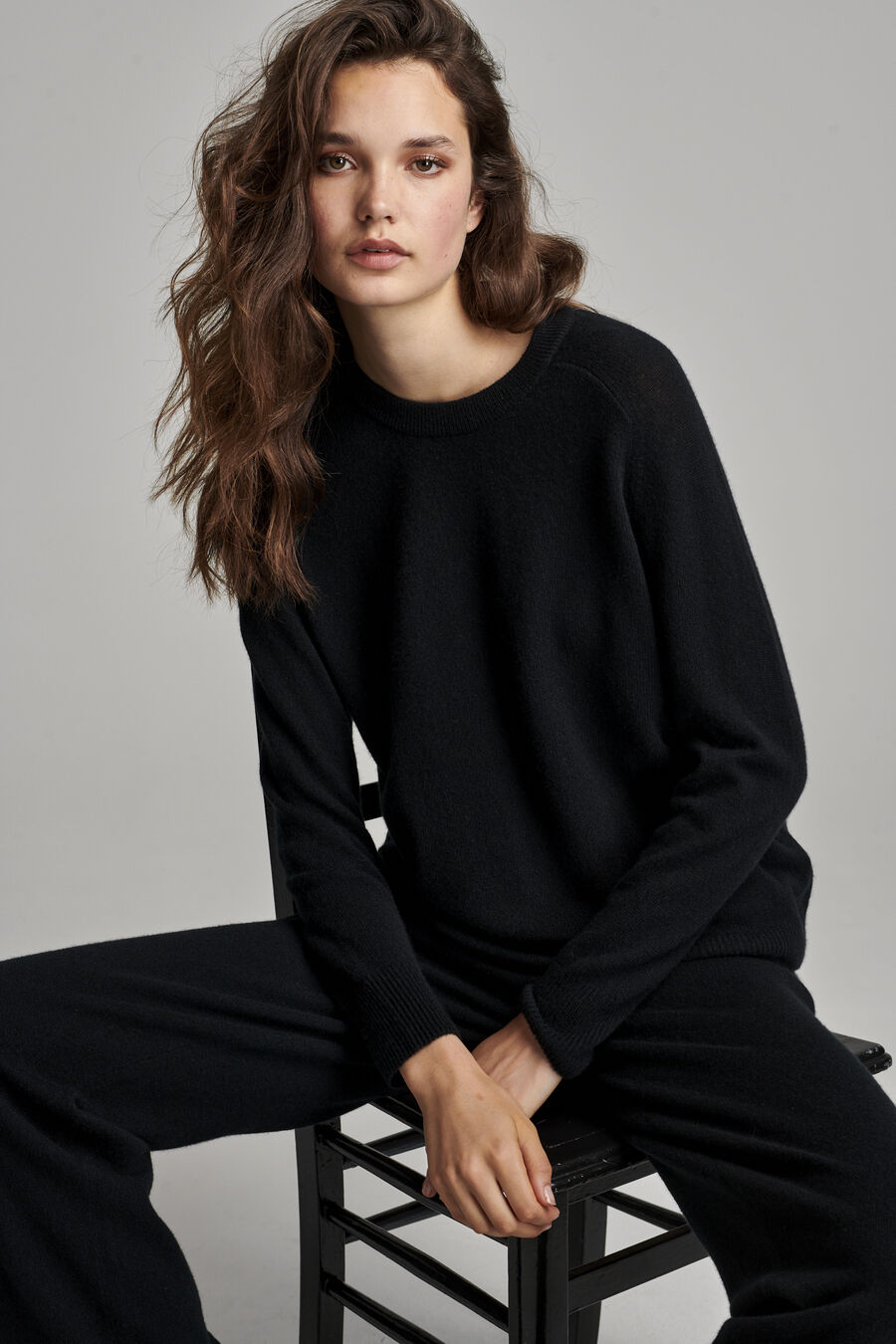 Round neck cashmere sweater image number 0