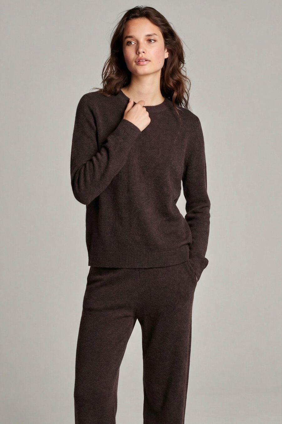 Round neck cashmere sweater image number 1