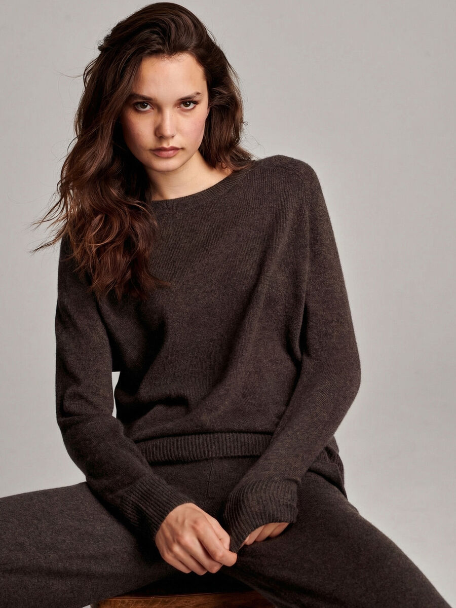 Round neck cashmere sweater image number 3