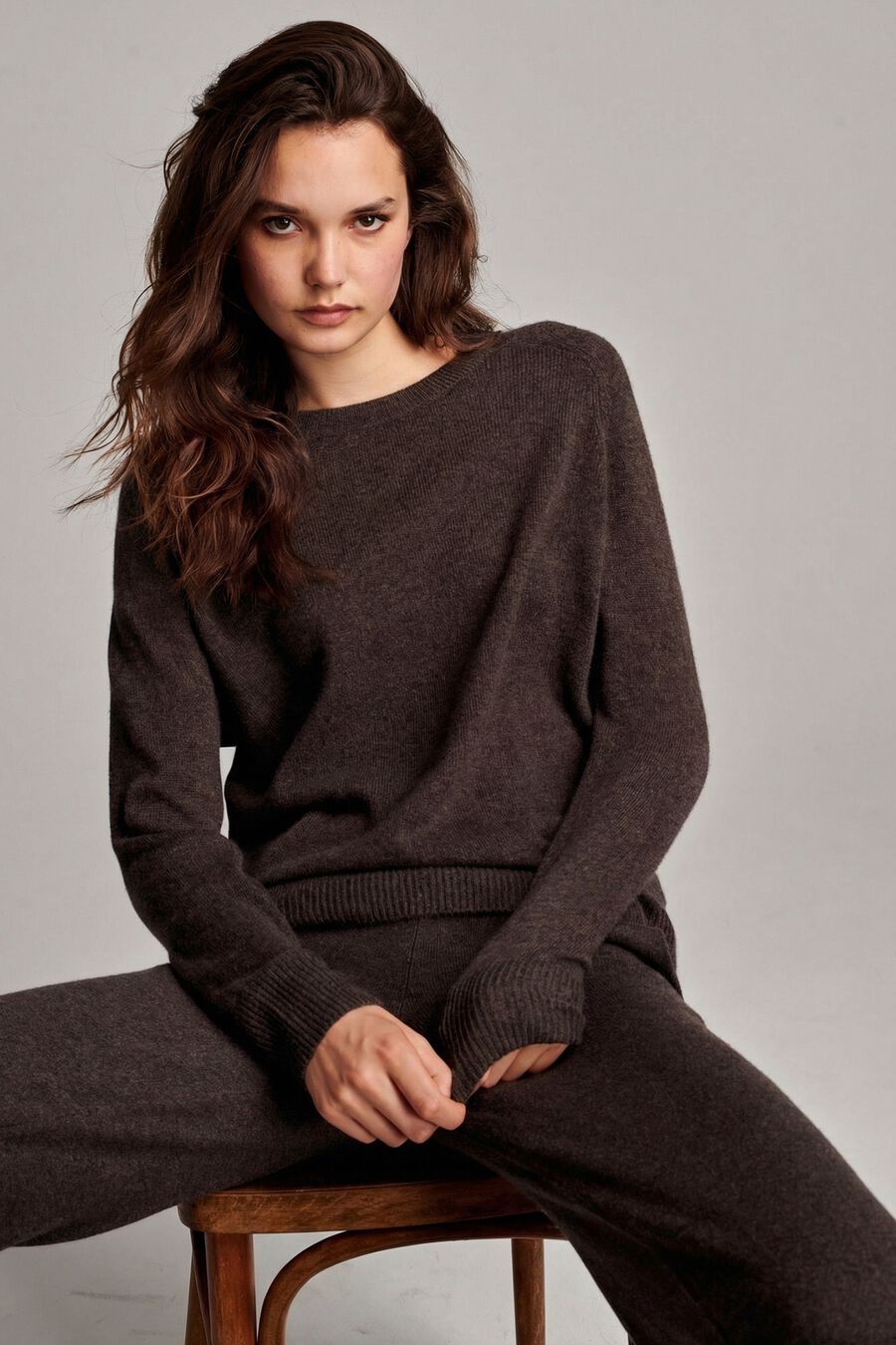 Round neck cashmere sweater image number 3