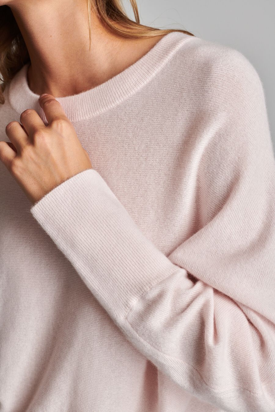 Cashmere trui met vleermuismouwen image number 2