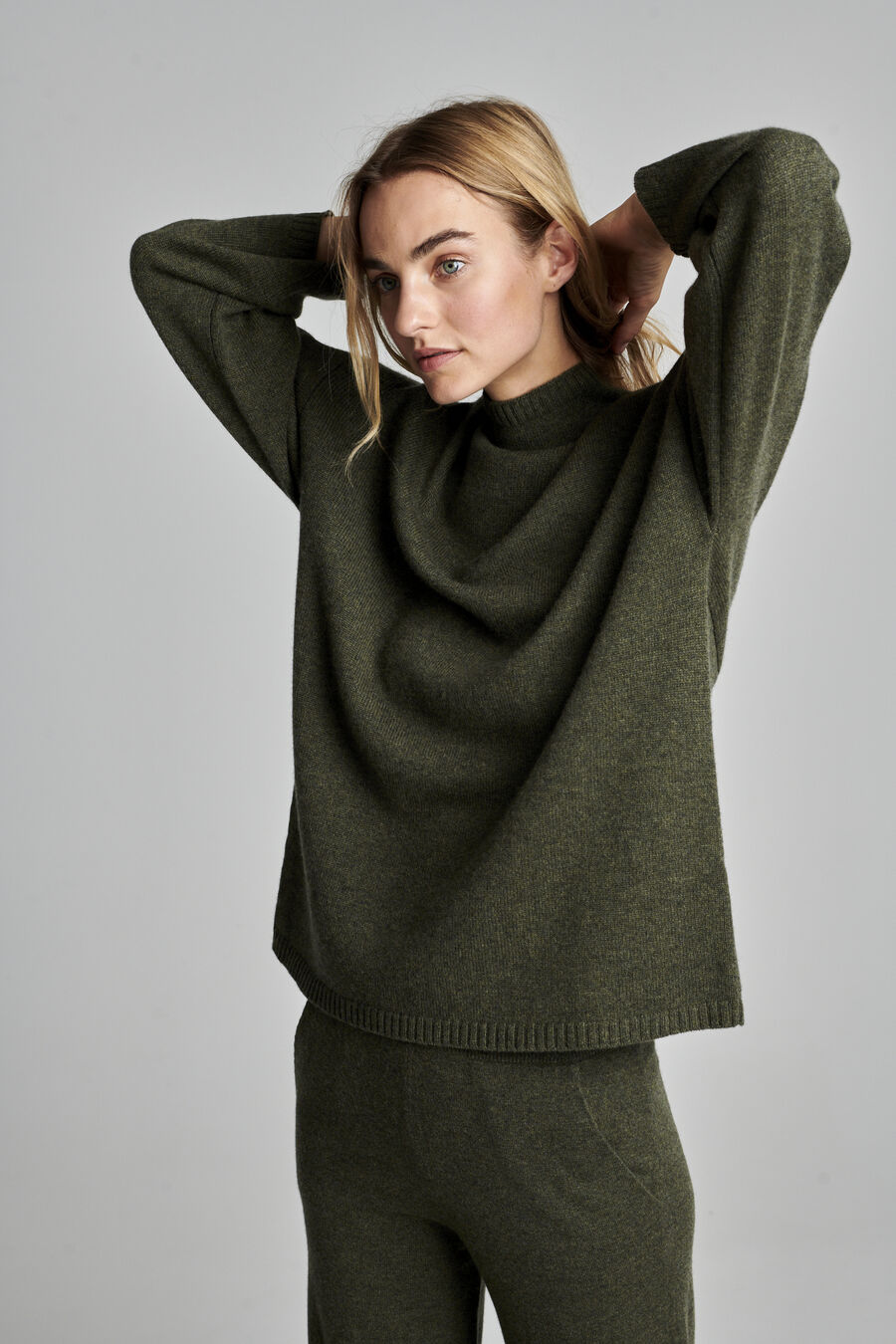 Pull à col montant en cachemire biologique image number 5