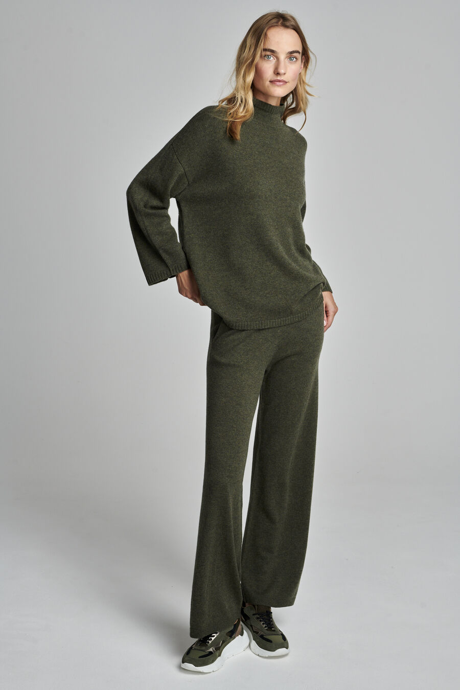 Pull à col montant en cachemire biologique image number 6