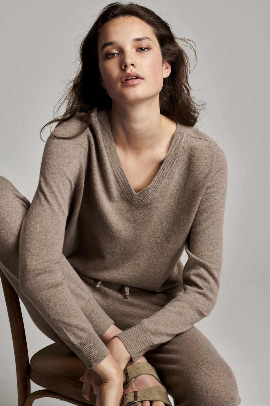 Pull col en V en cachemire biologique image number 3