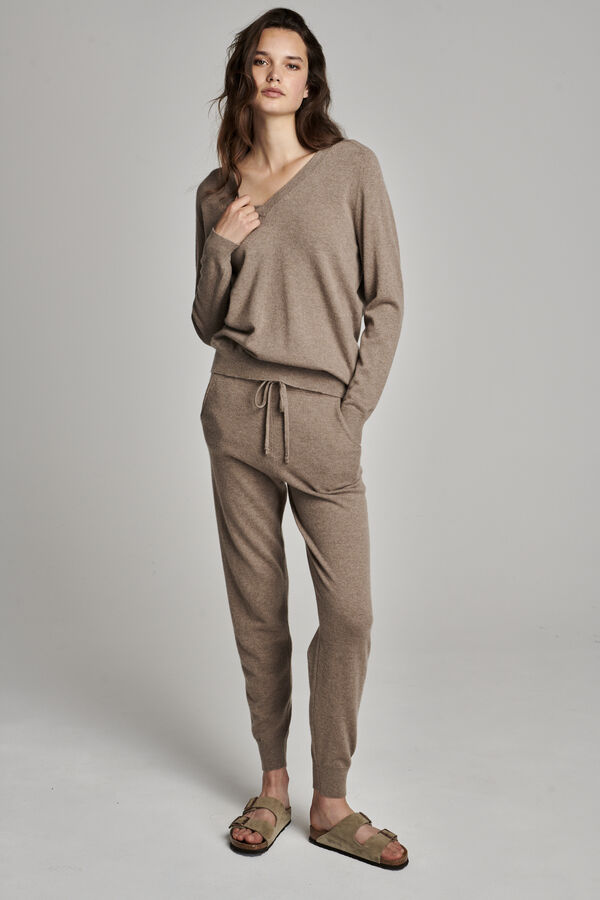 V-neck cashmere sweater image number 4