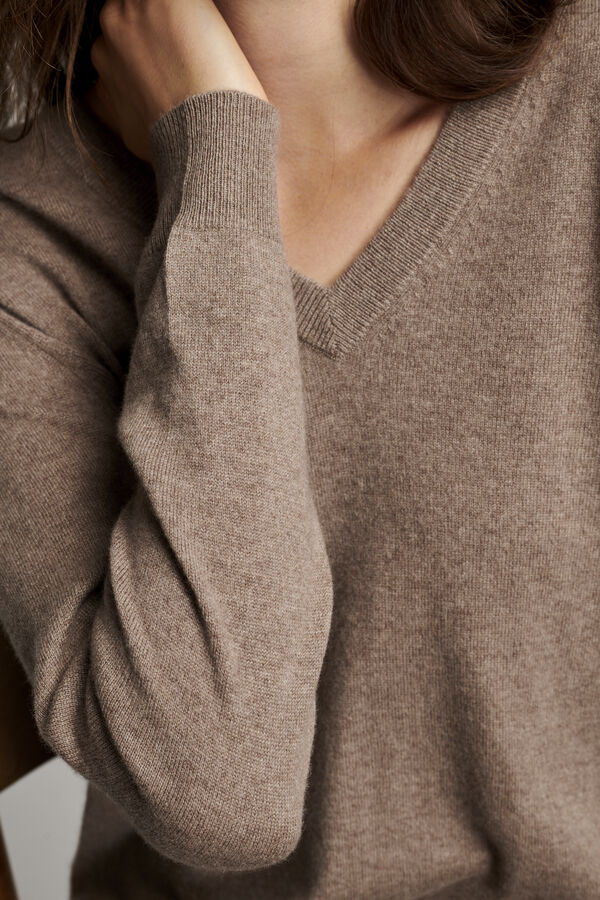 V-neck cashmere sweater image number 5