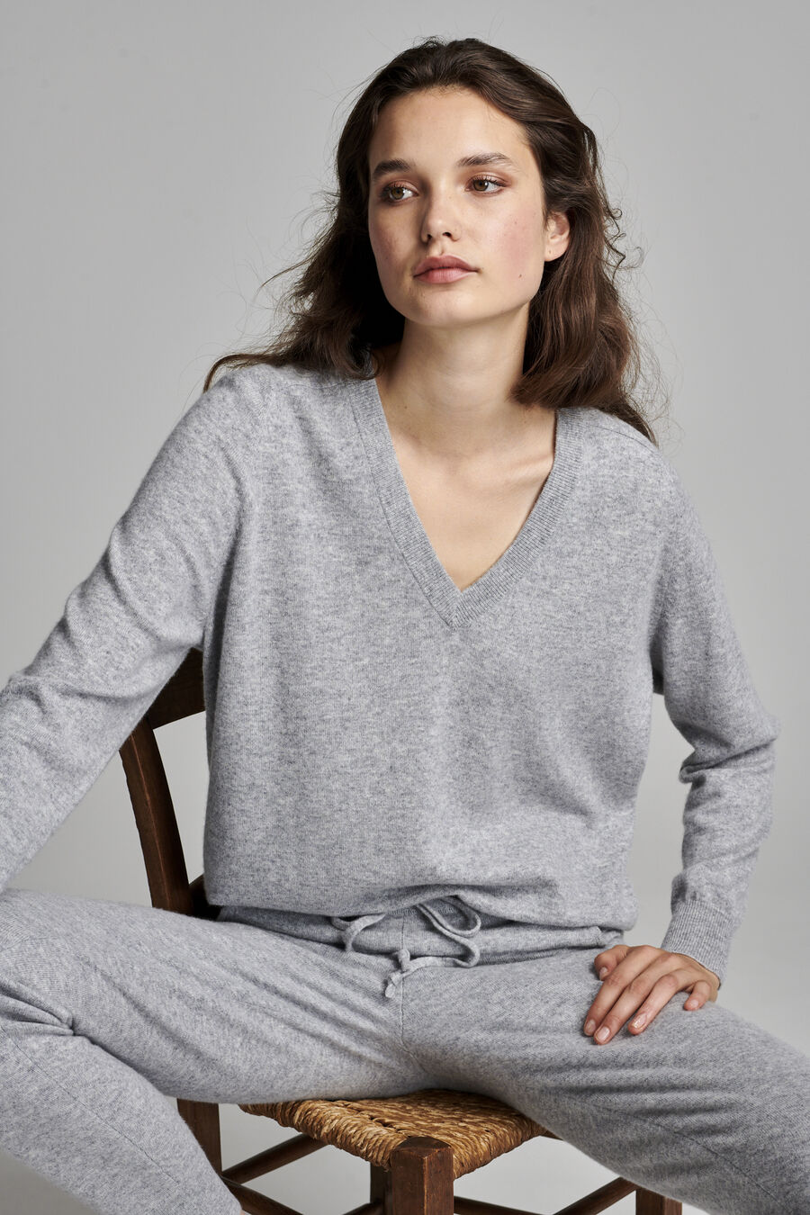 V-neck cashmere sweater image number 8