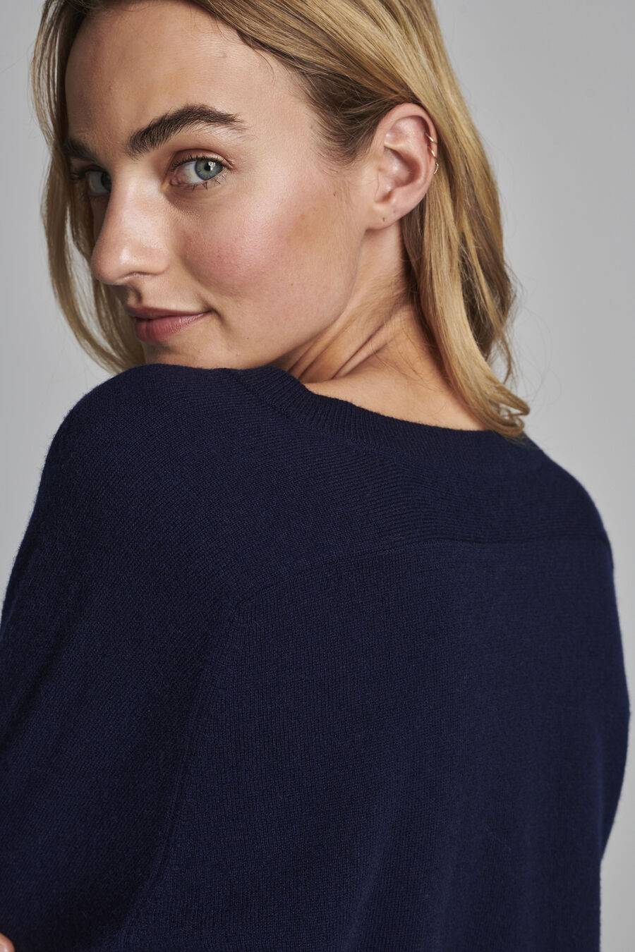 Pull col en V en cachemire biologique image number 6