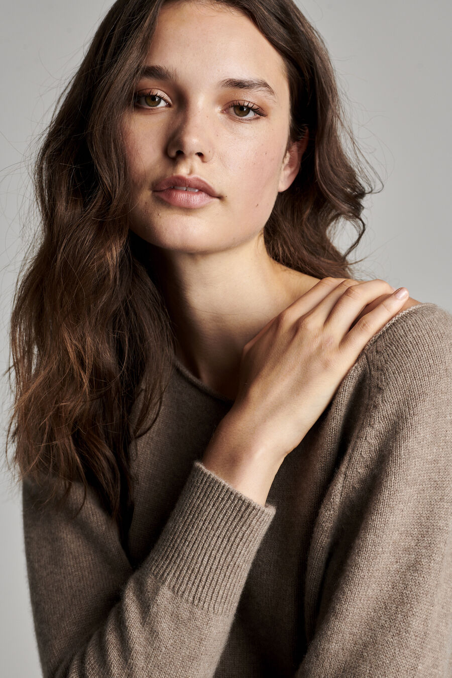 Cashmere trui met boothals en rolzoom image number 1