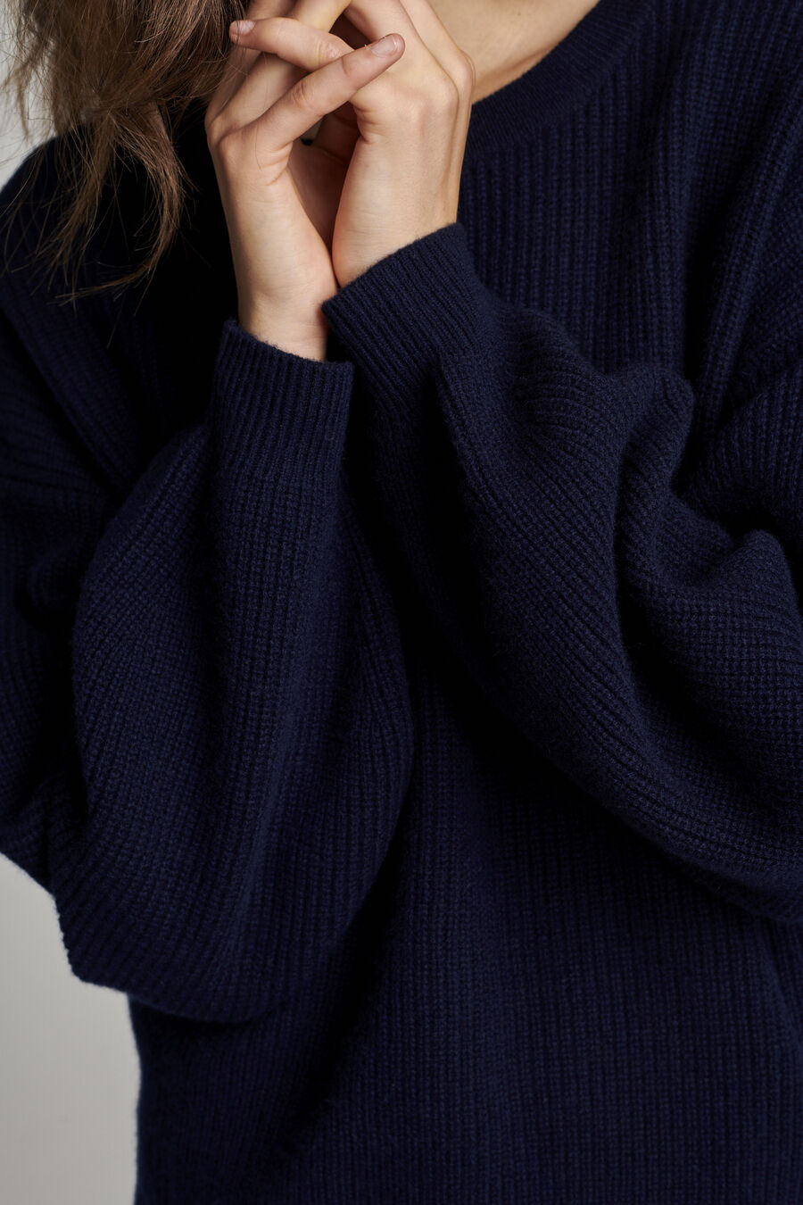 Chunky knit cashmere sweater image number 4