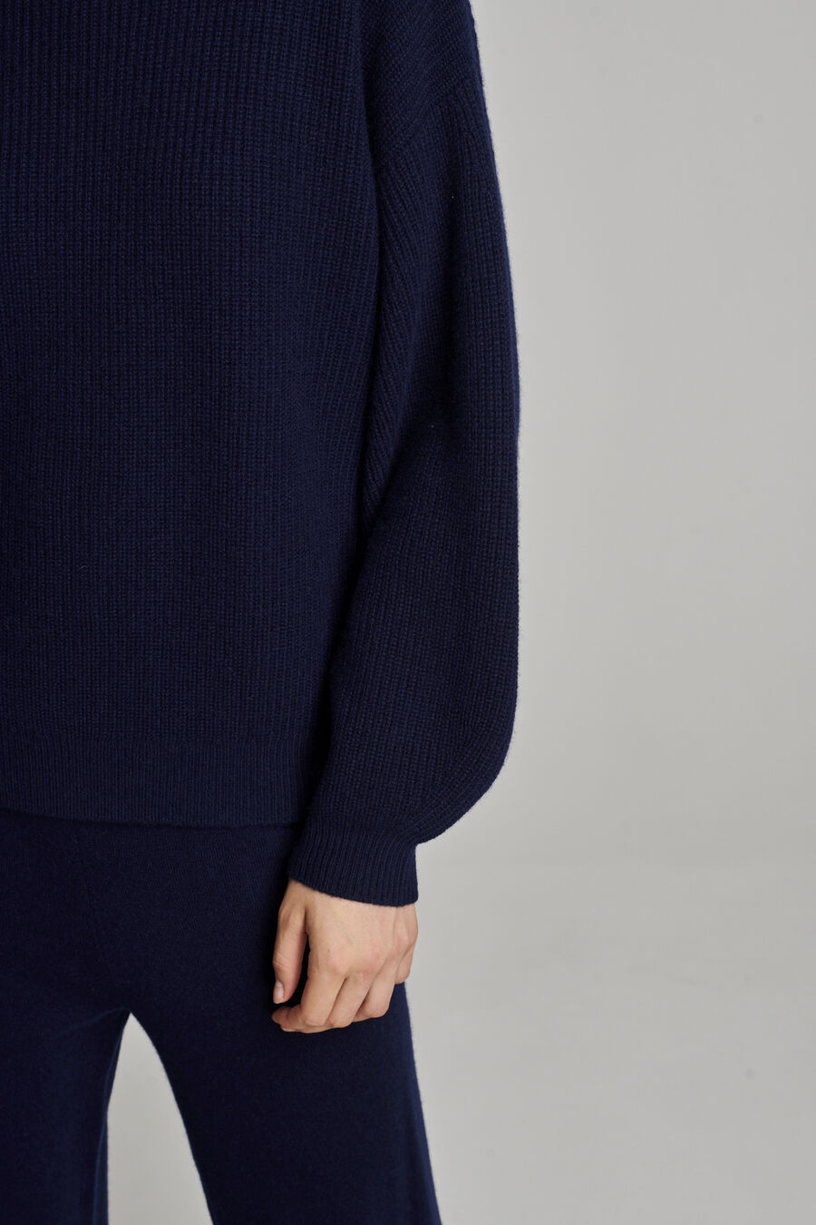 Chunky knit cashmere sweater image number 6