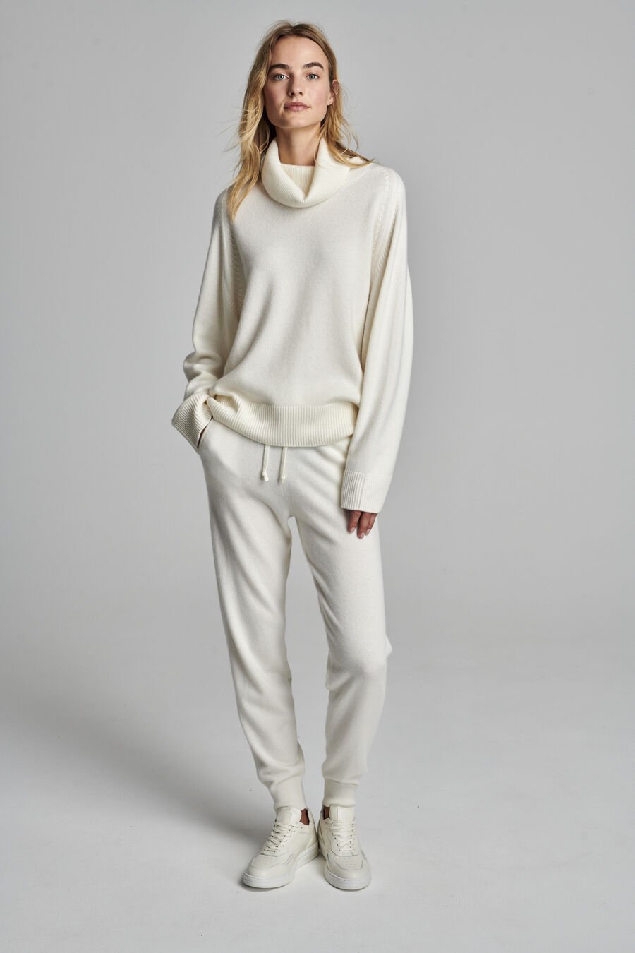 Oversized cashmere sweater with high collar image number 12