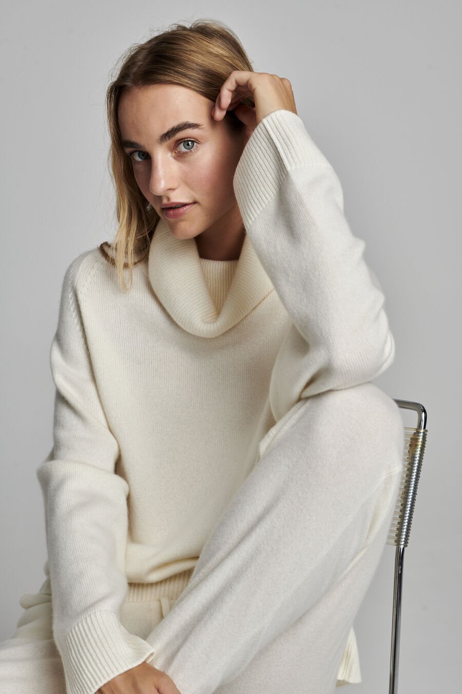 Oversized cashmere sweater with high collar image number 2