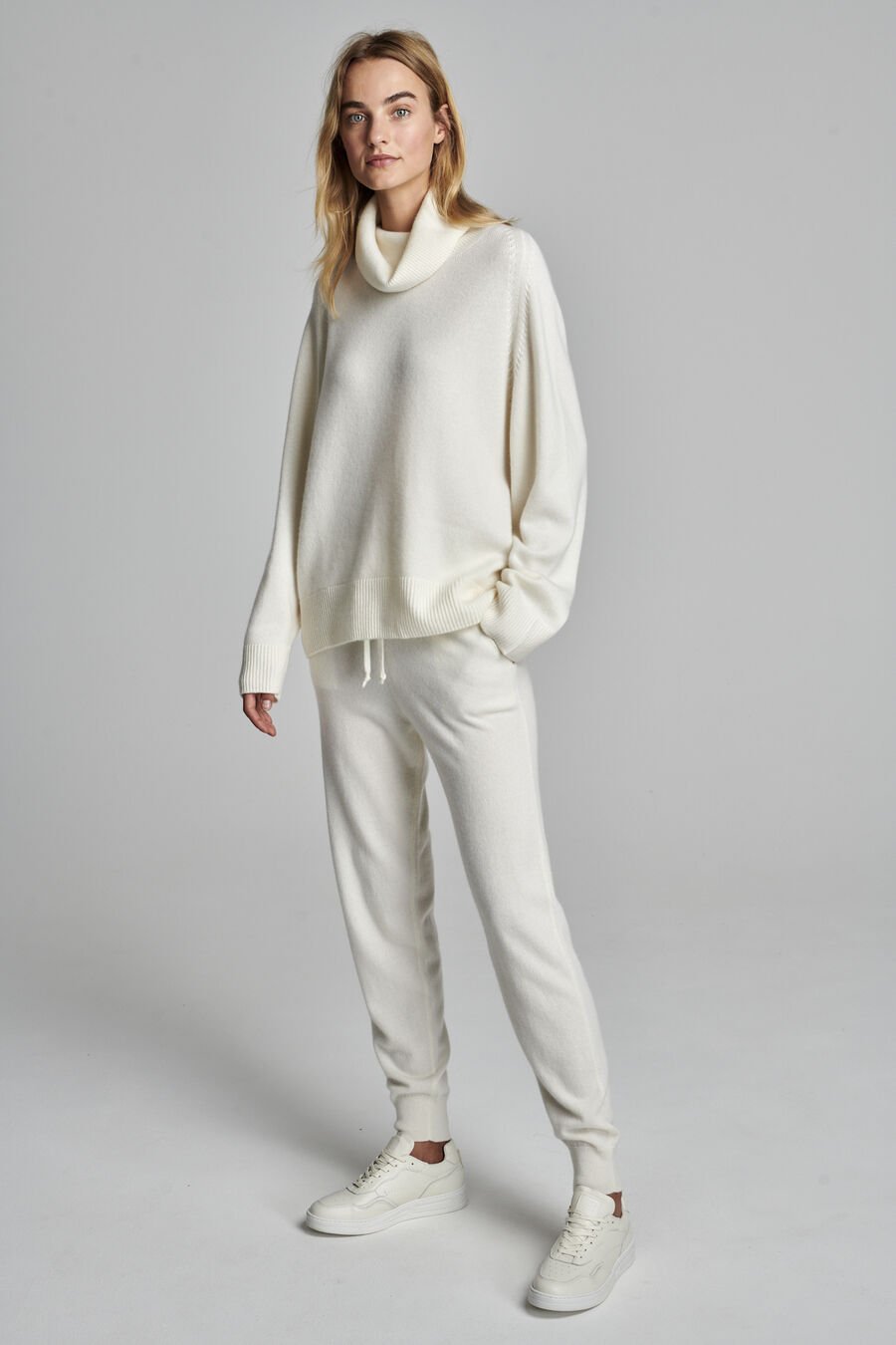 Oversized cashmere sweater with high collar image number 7