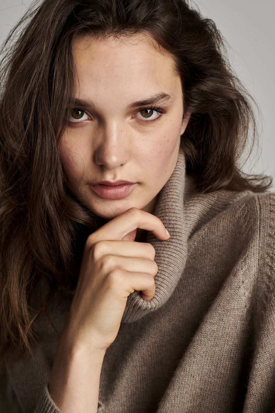 Oversized cashmere trui met hoge kraag image number 4