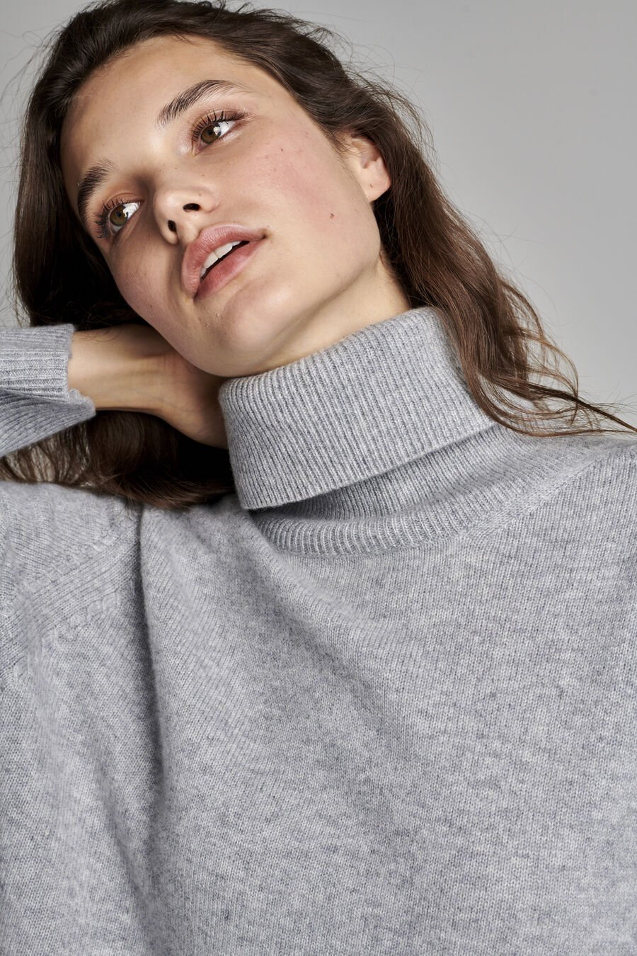 Oversized cashmere trui met hoge kraag image number 1