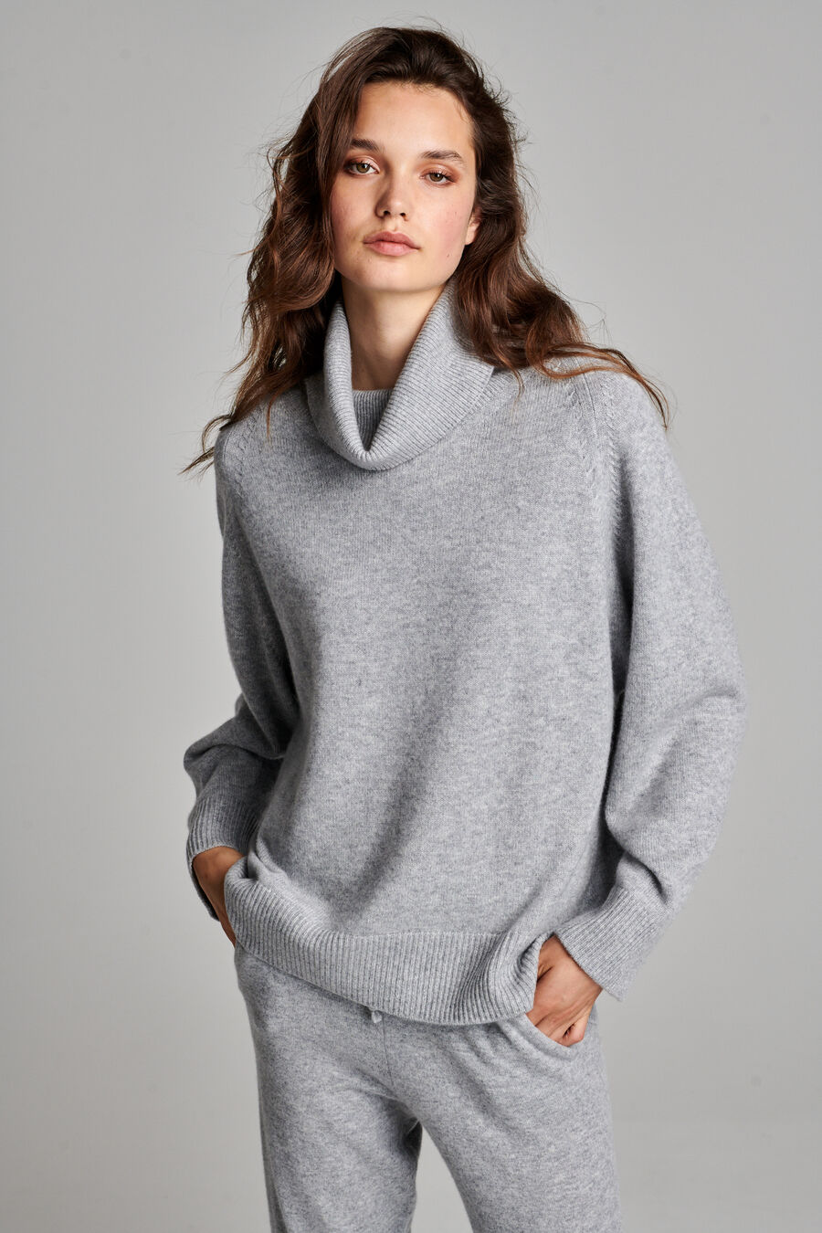 Oversized cashmere trui met hoge kraag image number 0