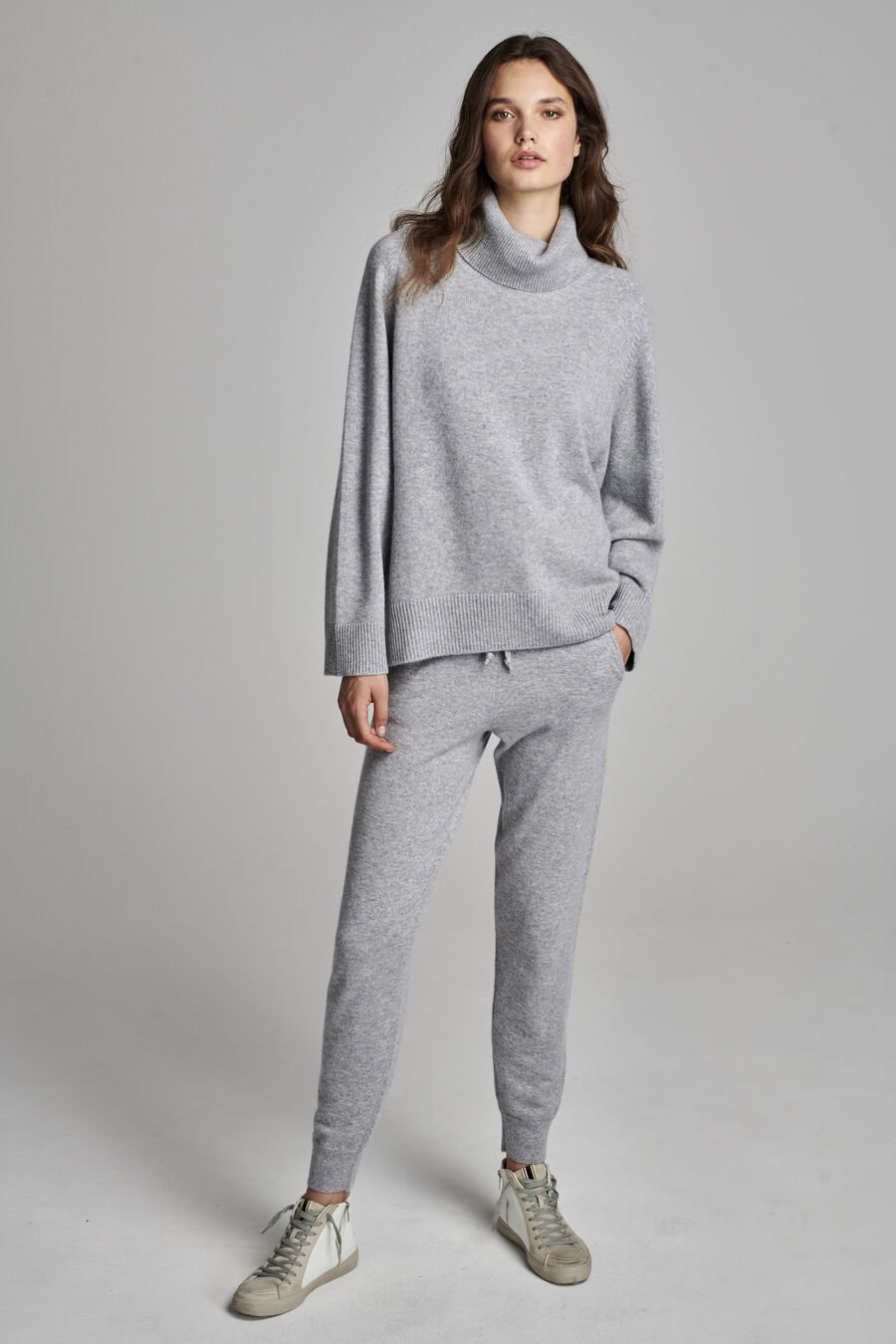 Oversized cashmere trui met hoge kraag image number 4
