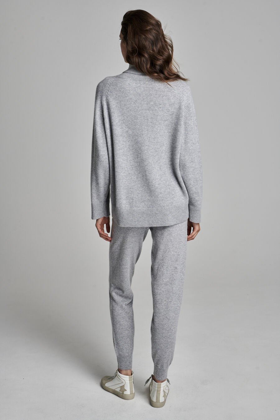 Oversized cashmere trui met hoge kraag image number 5