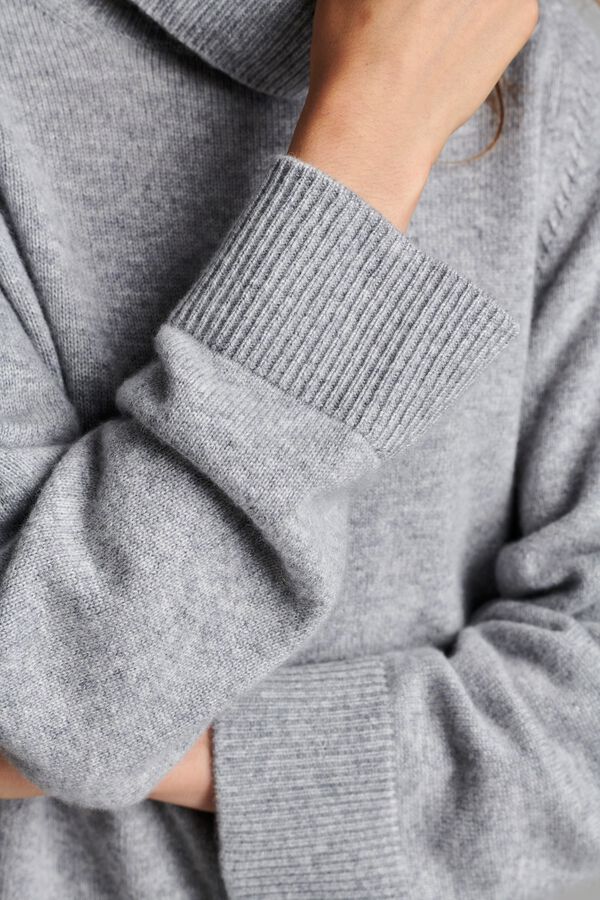 Oversized cashmere sweater with high collar image number 4