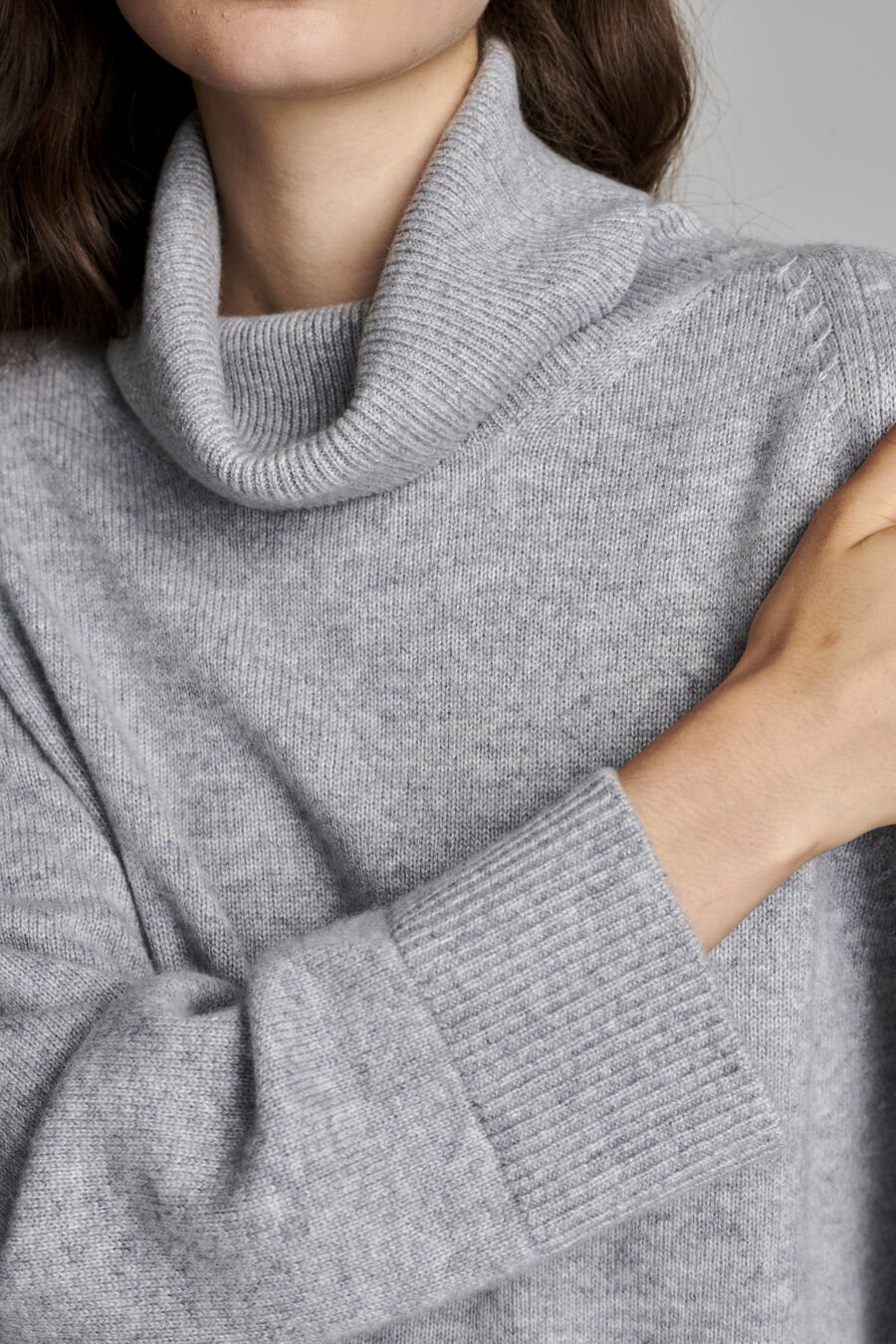 Oversized cashmere trui met hoge kraag image number 7