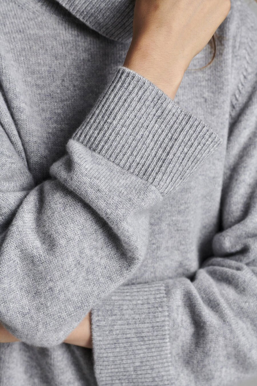 Oversized cashmere trui met hoge kraag image number 8