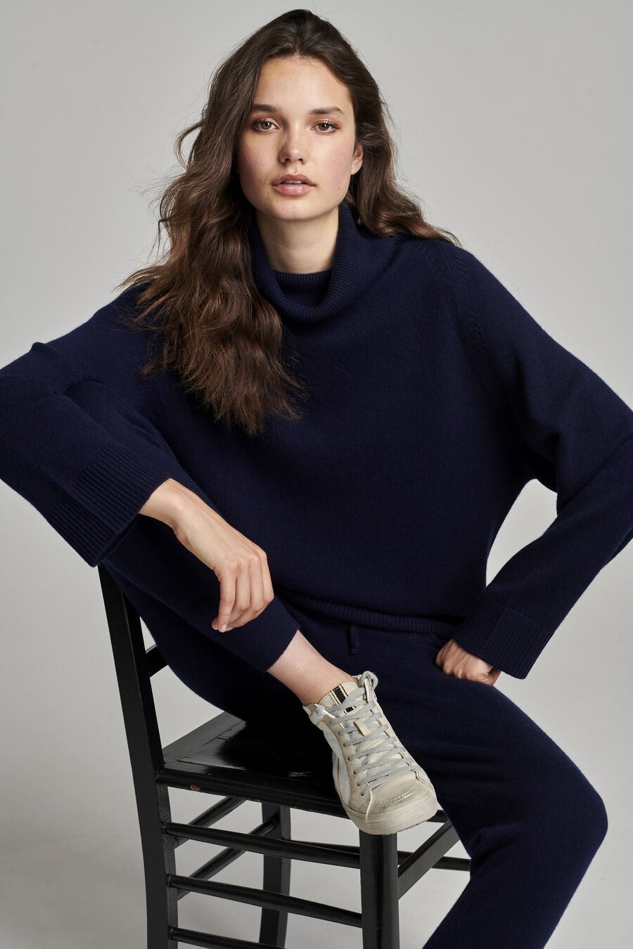 Oversized cashmere trui met hoge kraag image number 2