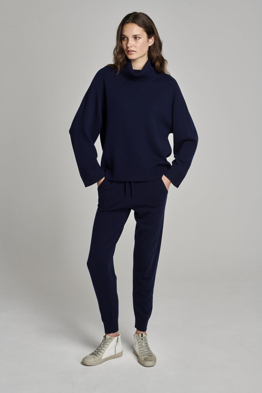 Oversized cashmere trui met hoge kraag image number 3