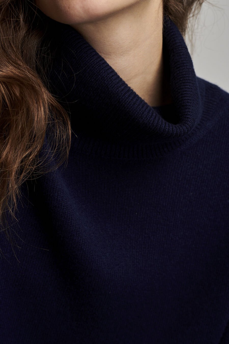 Oversized cashmere trui met hoge kraag image number 5