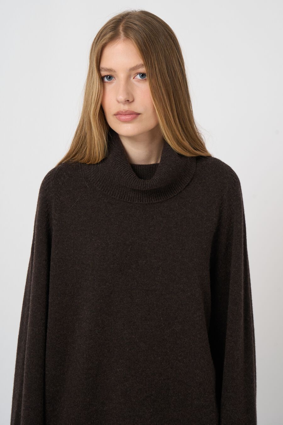 Oversized cashmere trui met hoge kraag image number 2