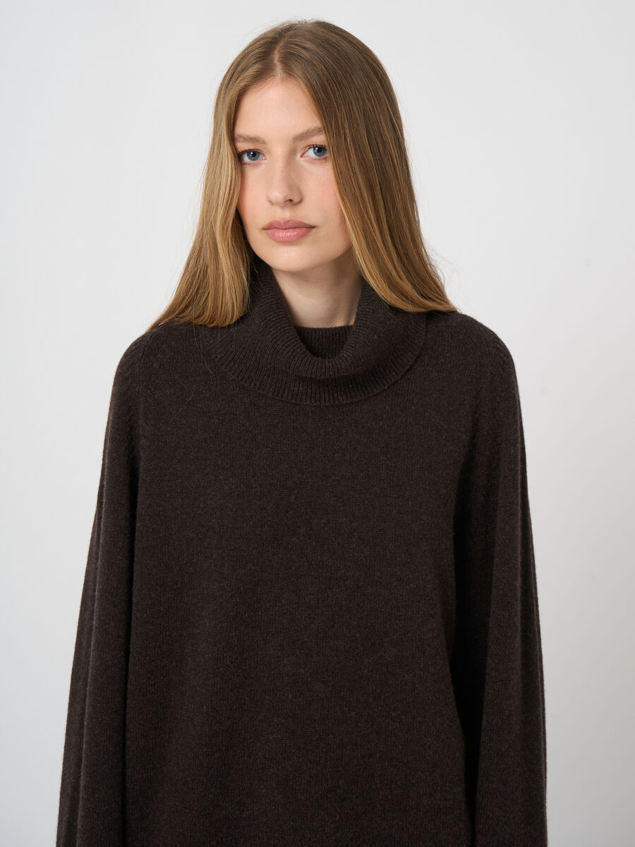 Oversized cashmere trui met hoge kraag image number 2