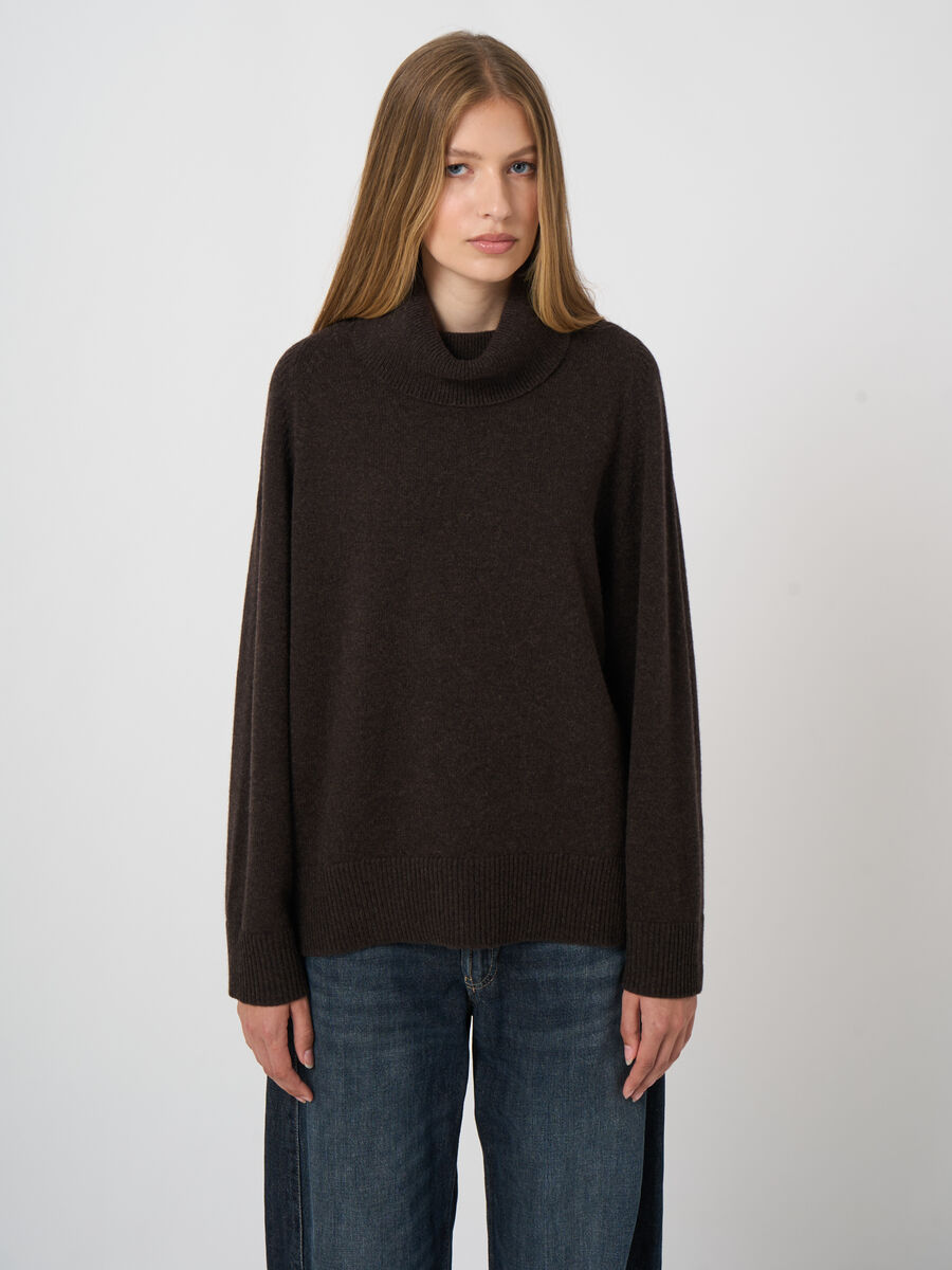 Oversized cashmere trui met hoge kraag image number 4