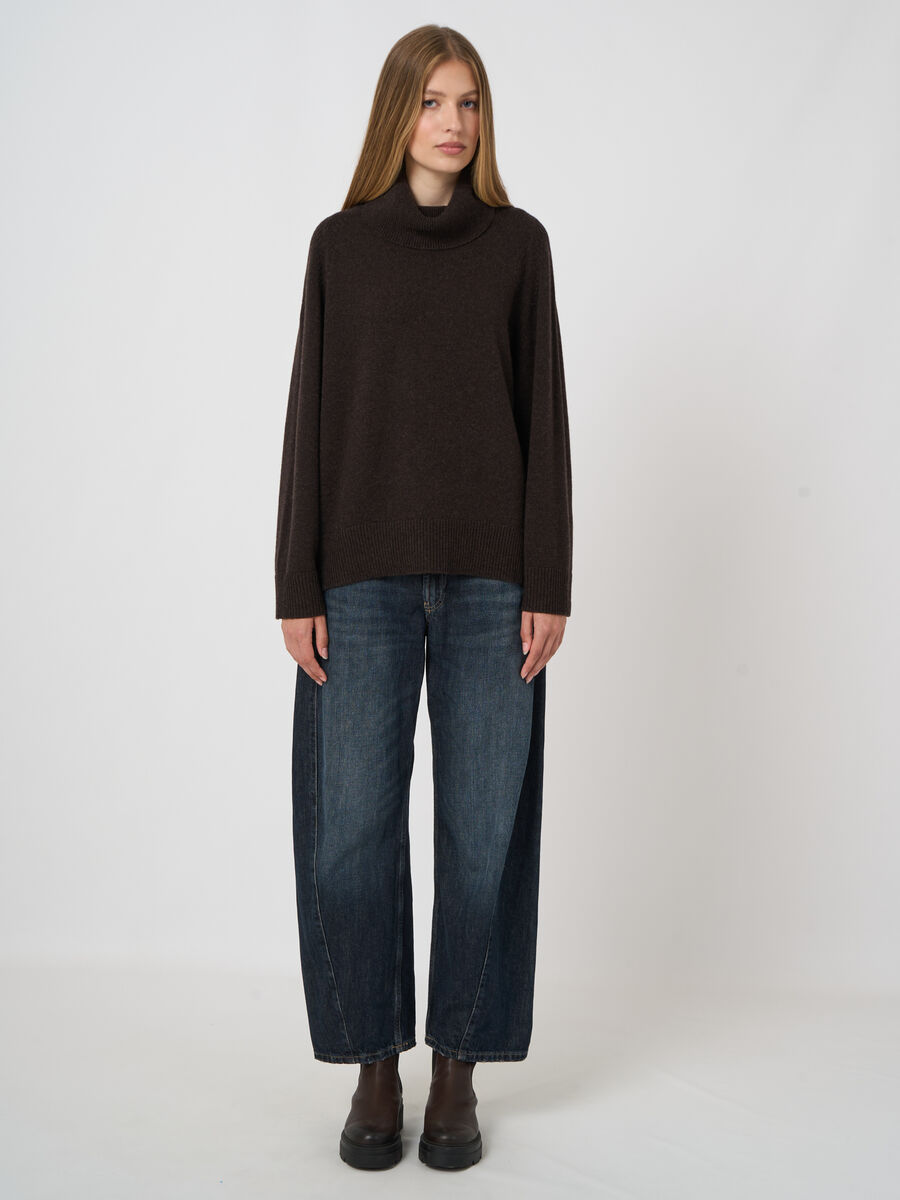 Oversized cashmere trui met hoge kraag image number 6