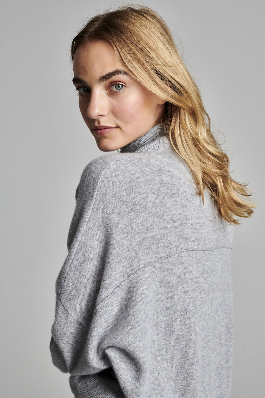 Cashmere jurk met opstaande kraag image number 4