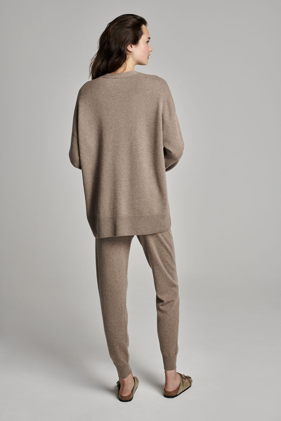 Kaschmir-Strickjacke mit V-Ausschnitt und Taschen image number 4