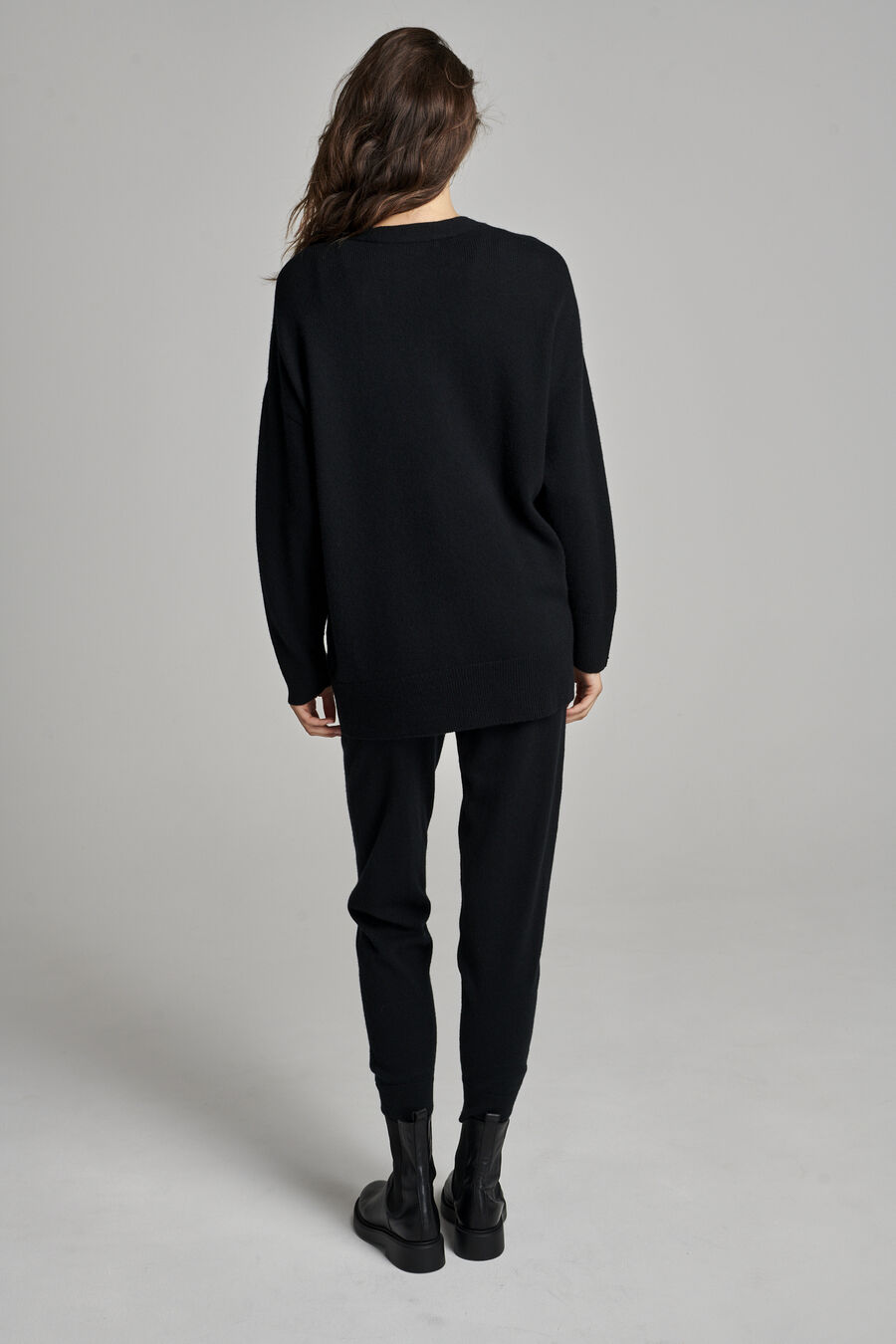 Kaschmir-Strickjacke mit V-Ausschnitt und Taschen image number 5