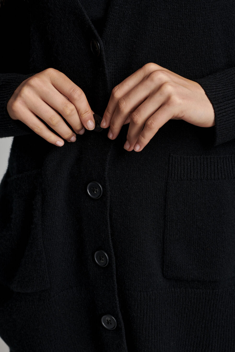 Kaschmir-Strickjacke mit V-Ausschnitt und Taschen image number 6