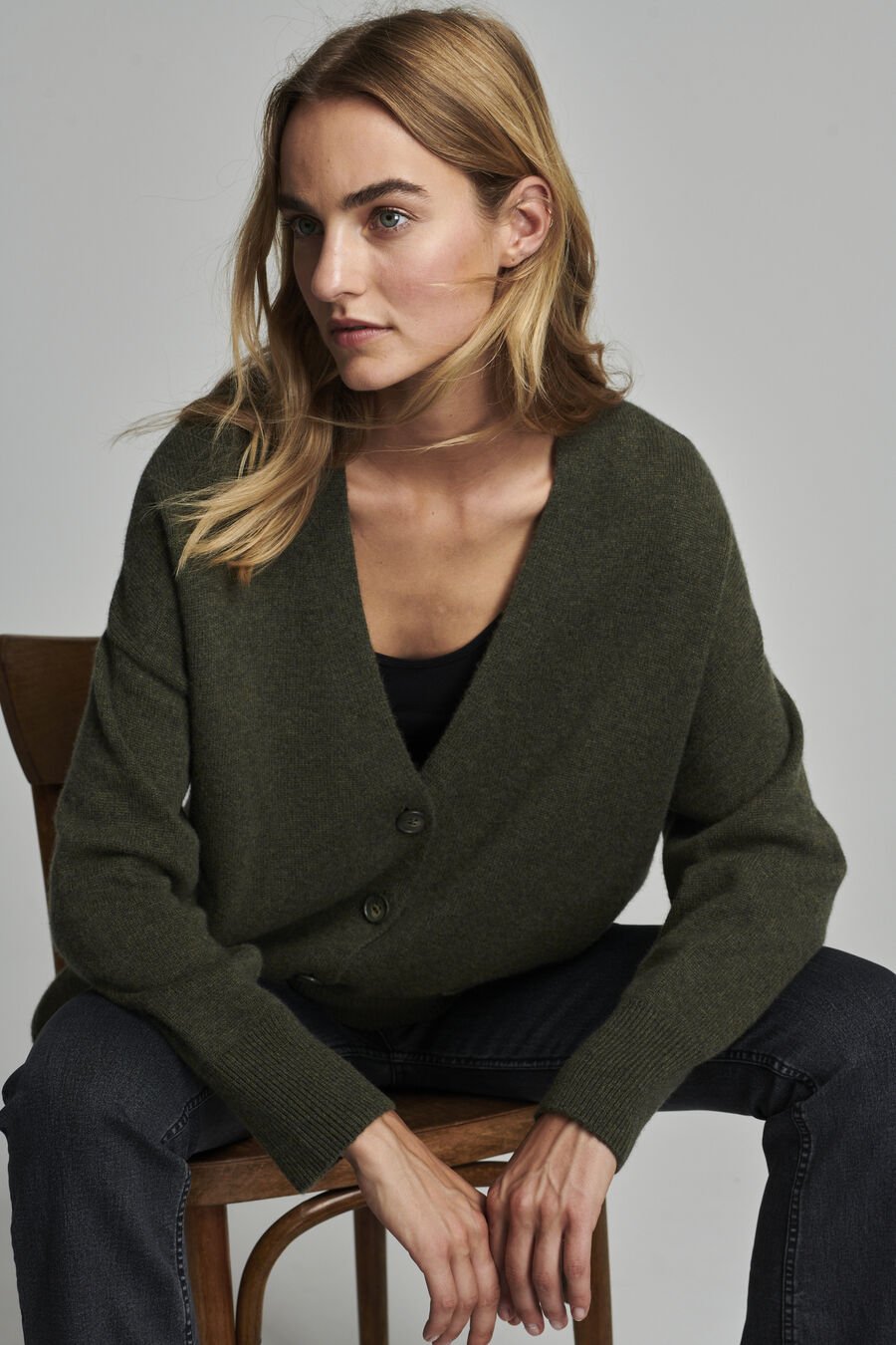 Buttoned loose fit cashmere cardigan image number 0
