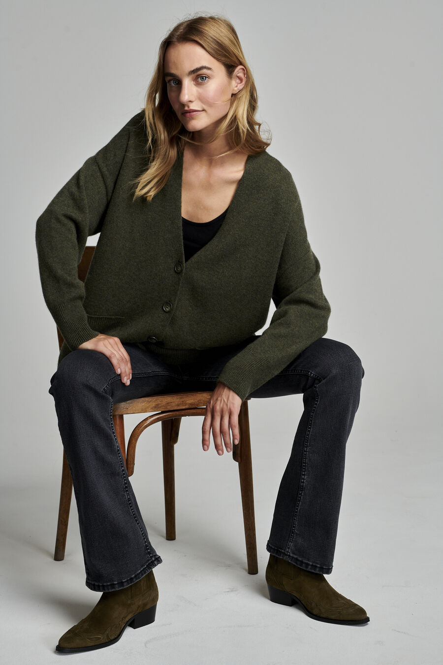 Kaschmir-Strickjacke mit V-Ausschnitt und Taschen image number 3