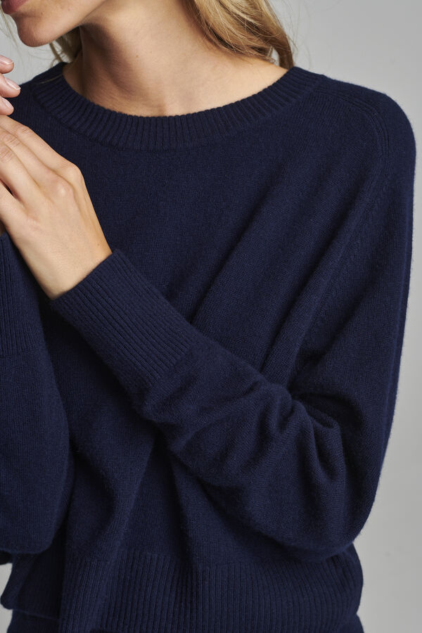 Oversized round neck cashmere sweater image number 3