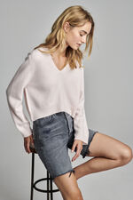 Cropped cashmere sweater with deep V-neck image number 3