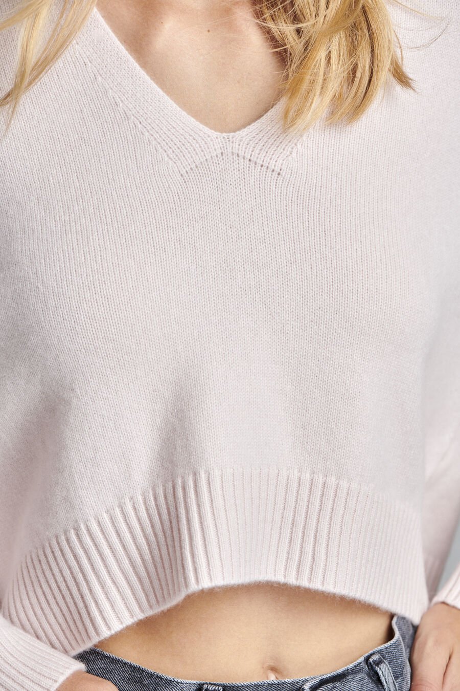 Cropped cashmere sweater with deep V-neck image number 4