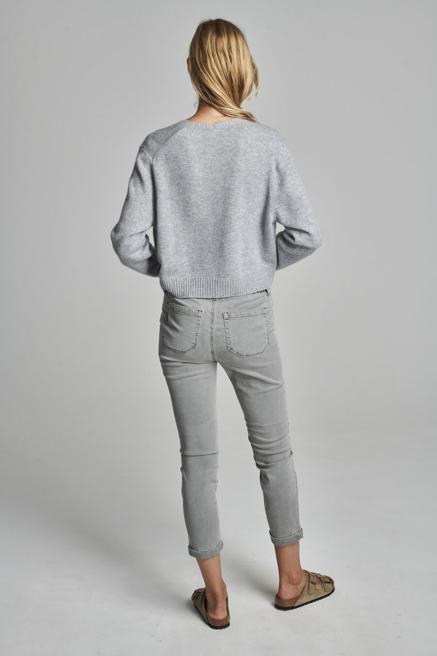 Kurzer Kaschmir-Pullover mit tiefem V-Ausschnitt image number 4