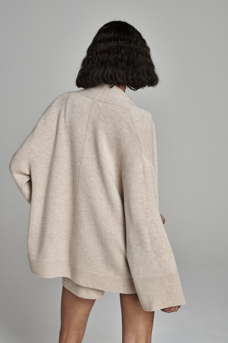 Open cashmere vest met wijde mouwen en zakken image number 2