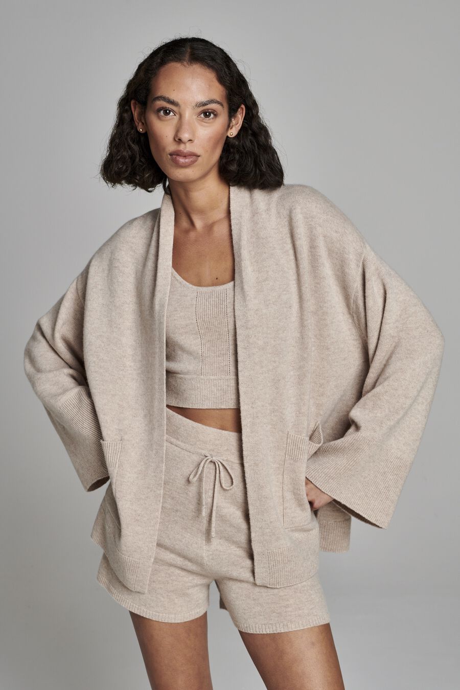 Offene Kaschmir-Strickjacke mit weiten &Auml;rmeln und Taschen image number 2