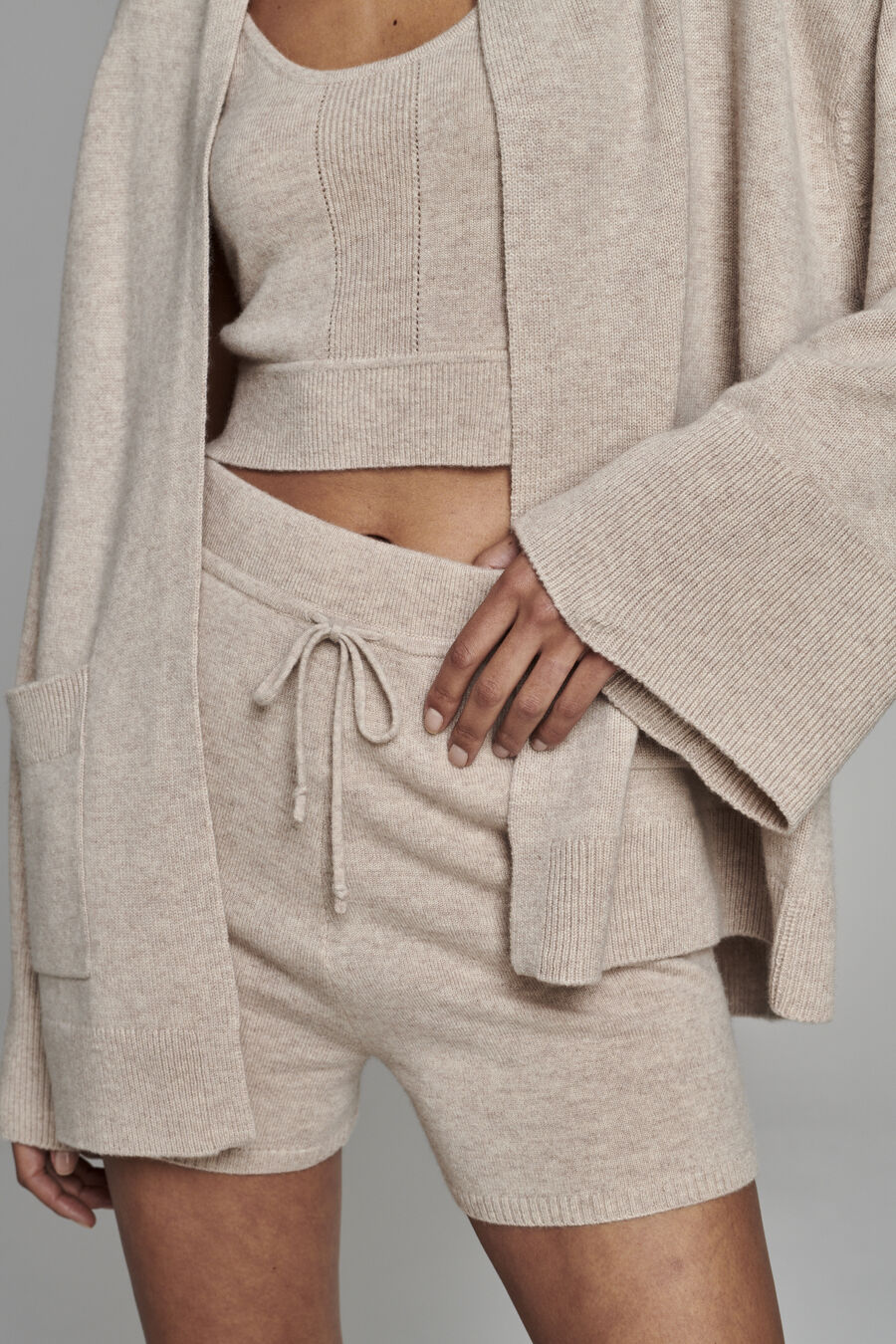 Open cashmere vest met wijde mouwen en zakken image number 3