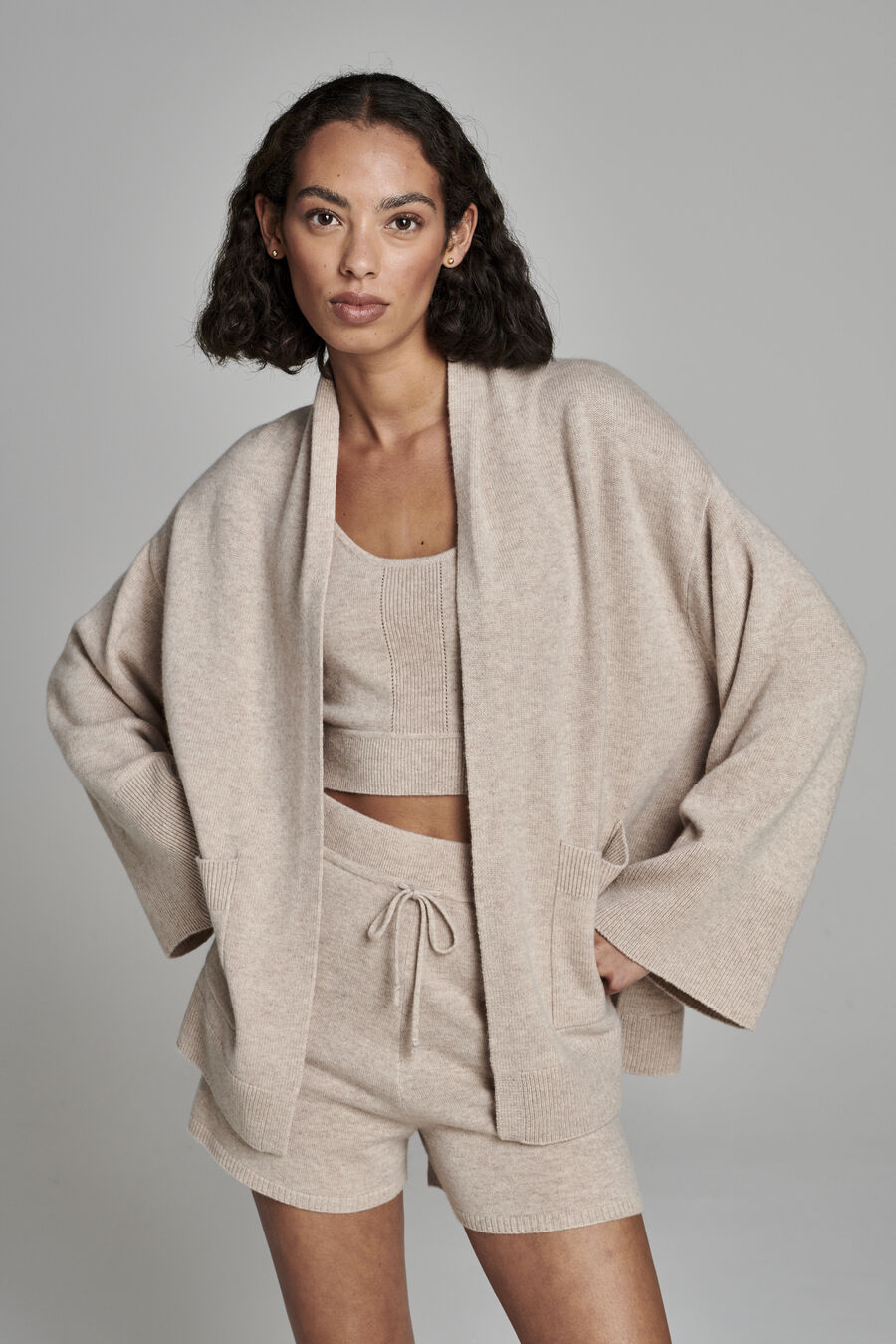 Open cashmere vest met wijde mouwen en zakken image number 4