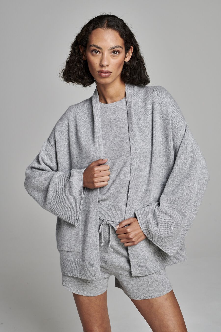 Cardigan ouvert en cachemire avec manches larges et poches image number 1